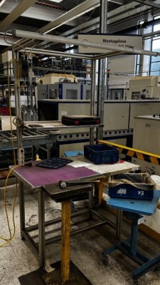 1 Arbeitstisch mit Aufbauregal und Beleuchtung